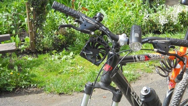 Cómo cargar el móvil con un rudimentario cargador para bicicletas