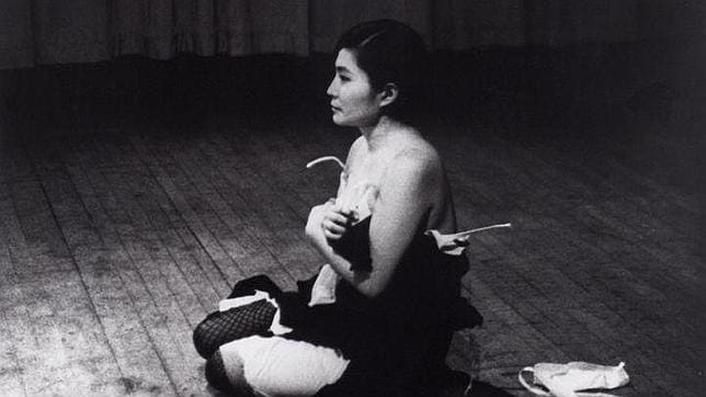 Yoko Ono en la «performance» «Cut piece» en Carnegie Hall en 1965