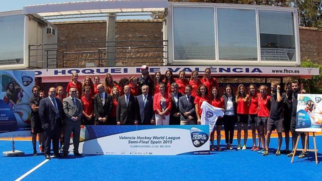 La Selección española femenina de hockey hierba y el staff en una foto de familia
