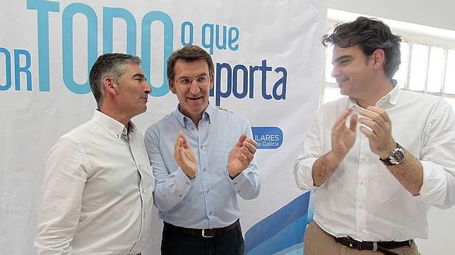 Feijóo junto al candidato Suso García y Diego Calvo, en Arzúa