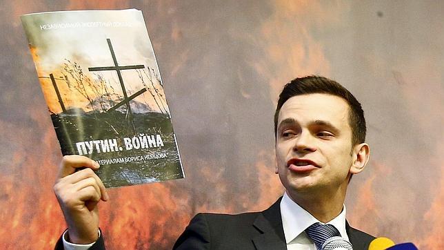 Ilya Yashin, durante la presentaación, hoy en Moscú, del infome «Putin. Guerra»