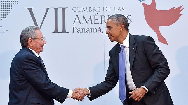 Raúl Castro y Barack Obama se saludaron en la Cumbre de las Américas
