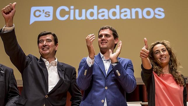 Albert Rivera, Fernando Giner y Carolina Punset, durante un reciente mitin en Valencia, arropados por el logo de Ciudadanos