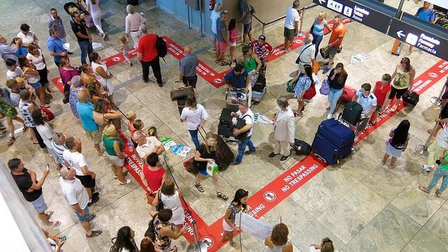 El aeropuerto Alicante-Elche registra el mes de abril con más tráfico de su historia