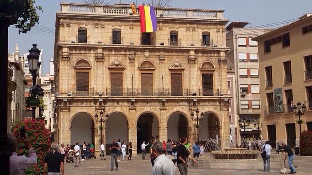 Imagen de la acción llevada a cabo por Esquerra Unida en el Ayuntamiento de Castellón