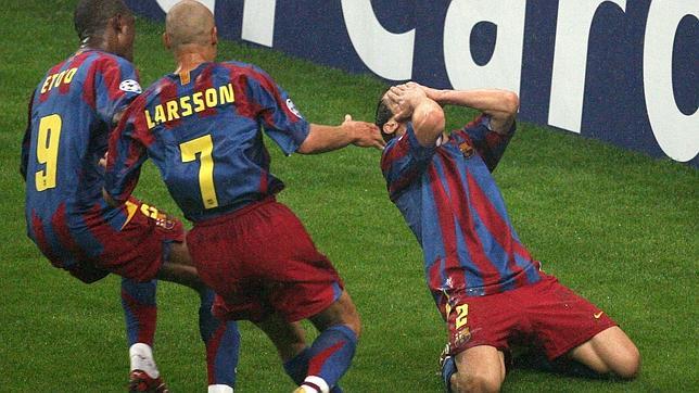 Eto'o y Larsson corren a abrazar a Belletti