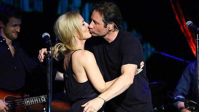 El besito de Mulder y Scully durante una noche de rock and roll