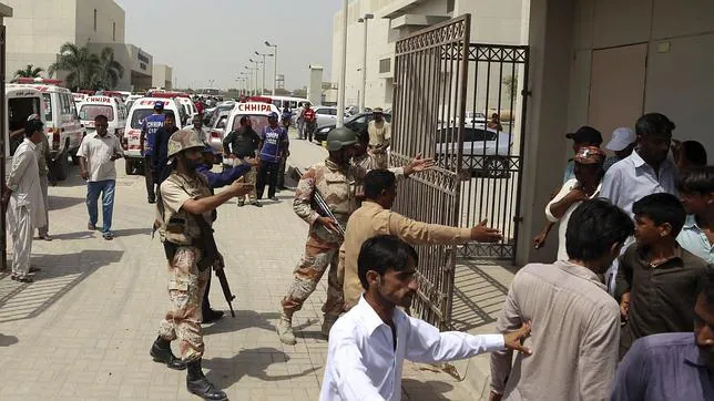 Soldados hacen guardia a las puertas del hospital al que han sido trasladados los heridos