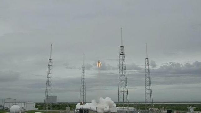 SpaceX prueba un sistema de escape de emergencia para astronautas durante el lanzamiento de un cohete