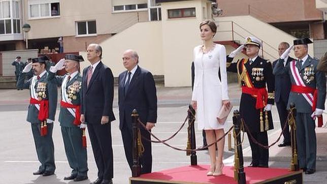 La Reina elige el solemne vestido blanco de la proclamación para entregar la bandera