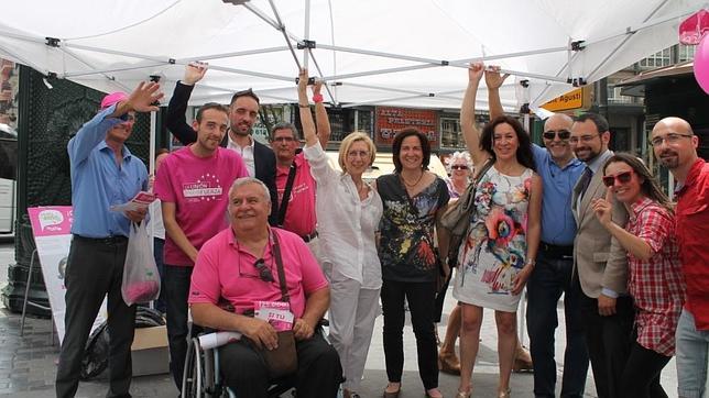 Rosa Díez evita que el viento se lleve un carpa de UPyD en Valencia