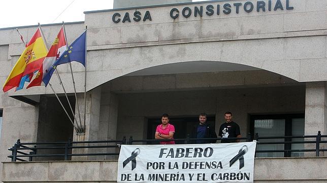 Siete mineros inician dos encierros de 48 horas en los ayuntamientos de Bembibre y Toreno