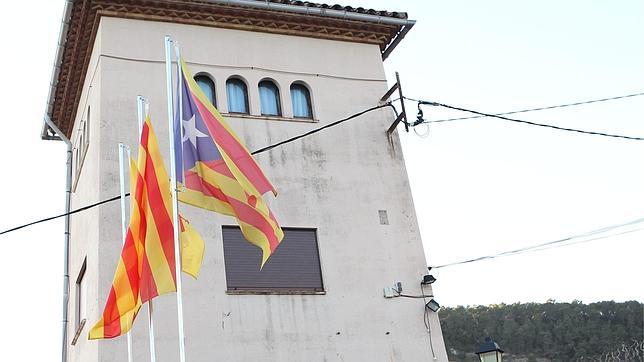 La Junta Electoral ordena la retirada de banderas «esteladas» de edificios públicos