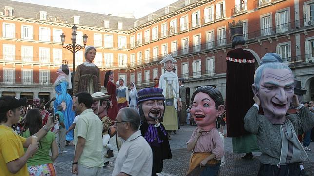 Cabezudos y gigantes bailan y pasean por el centro de Madrid para celebrar San Isidro
