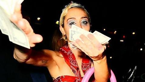 La solidaridad de Miley Cyrus: lanza billetes a los paparazzi que la esperaban