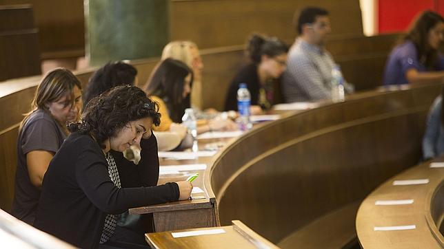 Opositores haciendo un examen