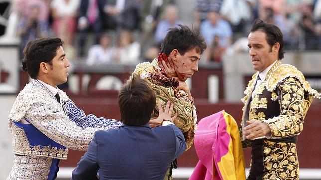 Directo: Jiménez Fortes sufre dos cornadas en el cuello