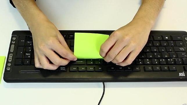 Un «post-it», el revolucionario método para limpiar el teclado de tu ordenador