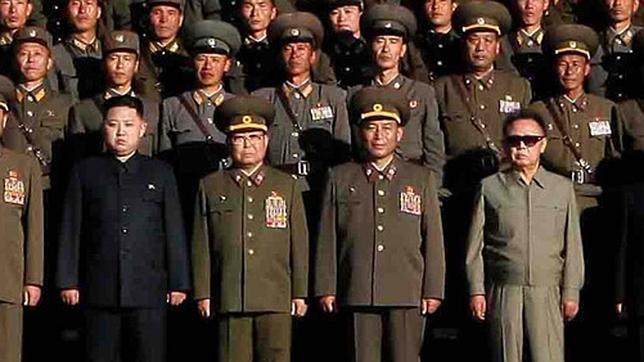Toda la vieja guardia con Kim Jong-un, a la izquierda
