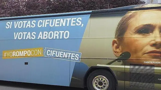 Autobús de los antiabortistas con la imagen de Cifuentes en las que se pide no votarle
