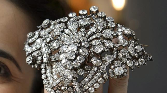 Una empleada de Christies muestra el broche de diamantes Carmen Thyssen