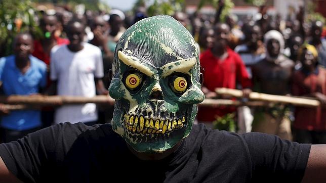 Un manifestante con una máscara, probablemente para ocultar su identidad