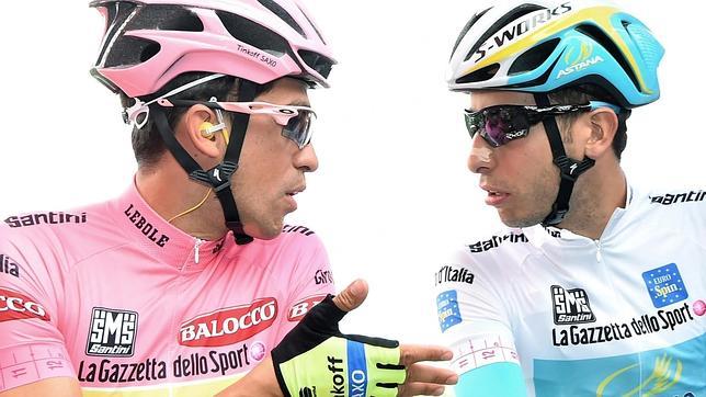 Contador (izda) charla con Fabio Aru antes del inicio de la etapa