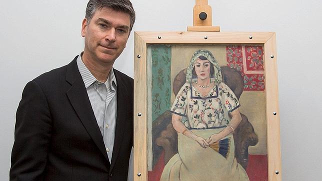 El experto Christopher Marinello junto a la obra «Mujer Sentada», de Matisse