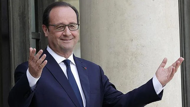 El presidente François Hollande a las puertas de El Elíseo durante una visita