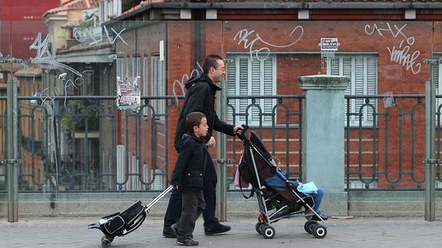 Un padre busca a su hijo en la escuela en Madrid