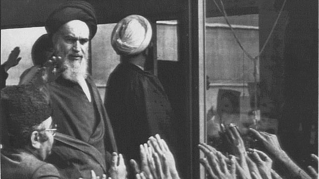 Jomeini, aclamado a su llegada a Teherán en febrero de 1979