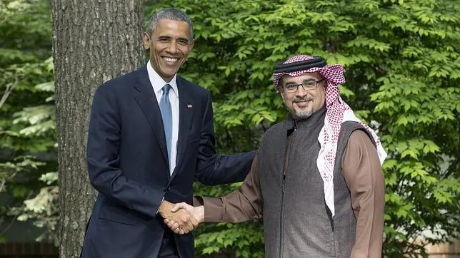 Barack Obama saluda al príncipe heredero de Baréin, Salman bin Hamad Al-Khalifa
