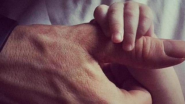 La manita de James se agarra al pulgar de su padre, Ryan Reynolds