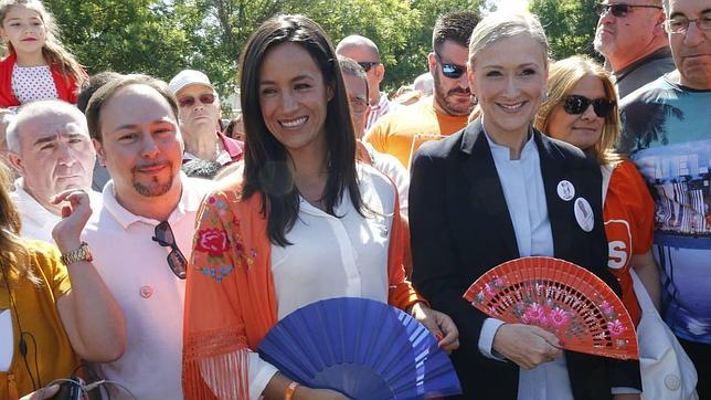 Villacís y Cifuentes intercambian sus abanicos en la celebración de San Isidro