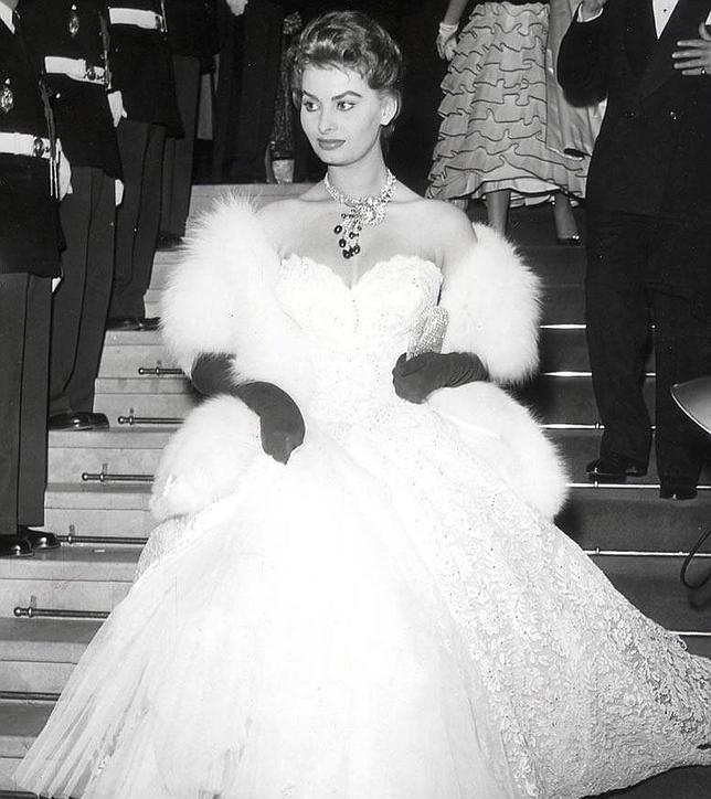 La actriz italiana, impresionante con su palabra de honor estilo princesa