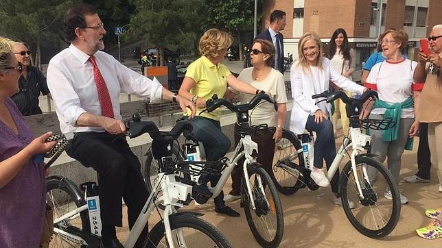 Rajoy, Aguirre y Cifuentes montados en las bicicletas de Madrid