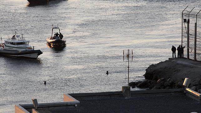 Un guardia civil se arroja al agua para salvar a un subsahariano que nadaba hacia Ceuta