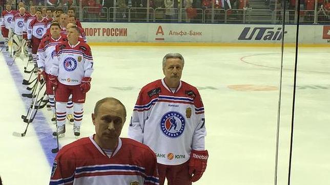 Putin se pone los patines y disputa un partido sobre hielo