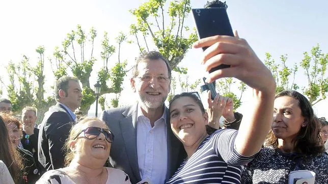 El selfie fue la estrella del paseo de Mariano Rajoy en
