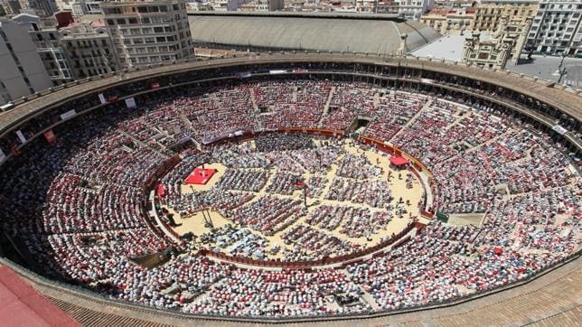 Vista aérea de la plaza de toros de Valencia durante el mitin del PSOE