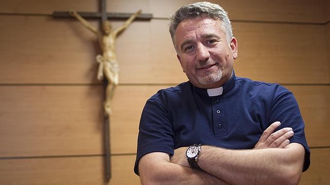 El sacerdote caldeo Douglas Bazi durante la entrevista con ABC en la sede de Ayuda a la Iglesia Necesitada