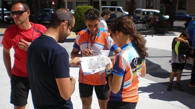 Un centenar de participantes en la carrera urbana de orientación «Villa de Torrijos»