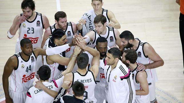 Los jugadores del Madrid hacen una piña tras ganar en semifinales