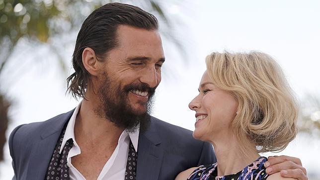 Matthew McConaughey y Naomi Watts sonríen en la presentación de la película de Van Sant