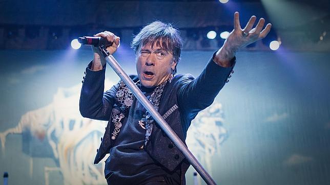 Bruce Dickinson, cantante de Iron Maiden, supera el cáncer de lengua