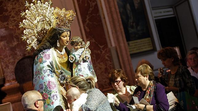 La Basílica abre sus puertas para el besamanos a la Virgen de los Desamparados