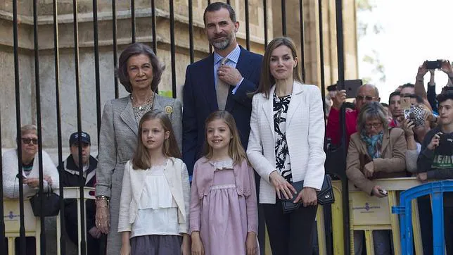 Don Felipe y Doña Letizia con sus hijas y la reina Sofía en Palma de Mallorca el pasado mes de abril