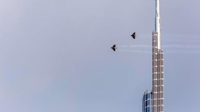 Una mujer cae desde el edificio más alto del mundo