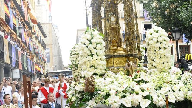 Medio millón de flores para adornar la carrera procesional del Corpus