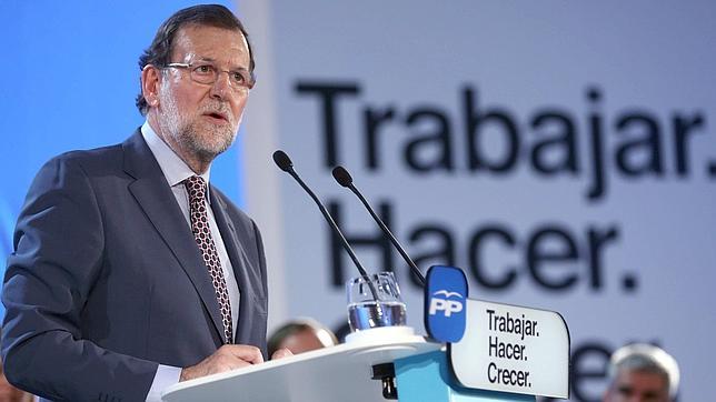 Rajoy lamenta el «poquito nivel político» de Pedro Sánchez por equiparar al PP con Bildu